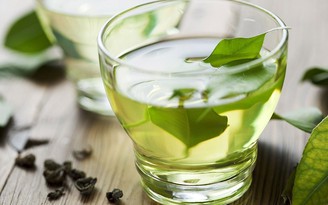 Có nên uống trà xanh khi bụng đói?