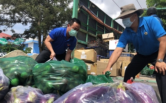 Xúc động nghĩa đồng bào hướng về TP.HCM