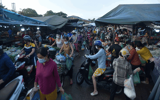 Dừng 'ship', chợ ở Hà Nội đông nghẹt ngày đầu giãn cách