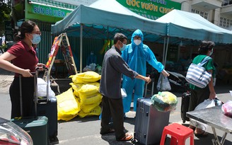 Sống nơi phong tỏa: Mong từng phút giây đại dịch sớm qua