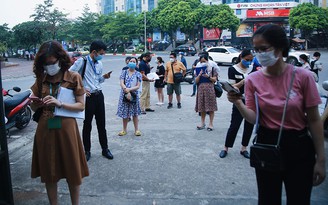 Phức tạp giấy đi đường ở Hà Nội: Dân xếp hàng, phường quá tải