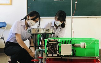Học sinh sáng chế máy ấp trứng cá thát lát