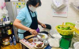 Mẹ đơn thân bán bún thịt nướng nấu mật ong bạc hà cho các F0 Sài Gòn