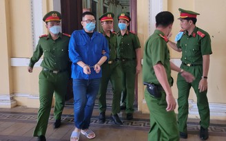 Nhâm Hoàng Khang kêu oan, tòa tiếp tục trả hồ sơ