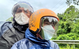 Chồng 71 tuổi cùng vợ thay phiên chở nhau từ TP.HCM lên Hà Giang bằng xe máy