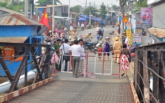 Cầu bị phong tỏa, người dân lúng túng tìm đường về nhà