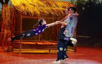 Bước nhảy hoàn vũ 2015: Angela Phương Trinh 'khổ' như chị Dậu, Chi Pu té ngã