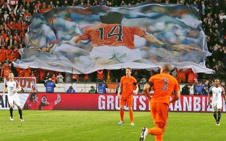 Hình ảnh Johan Cruyff phủ kín Amsterdam Arena