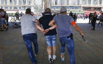 Quậy tưng bừng, 4 hooligan Ba Lan bị bắt
