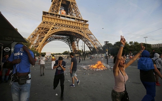 Không được xem chung kết EURO 2016, fan làm loạn dưới chân tháp Eiffel