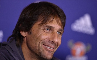 HLV Conte phản pháo lời nhận xét của Sir Alex