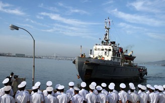 Hải quân ứng cứu tàu cá bị nạn ở Hoàng Sa