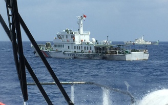 3 giờ nghẹt thở cứu ngư dân trước mũi tàu hải cảnh Trung Quốc