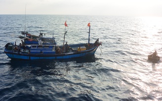 Bảy ngư dân bị giông lốc cấp 5 quật tơi tả đã vào bờ an toàn