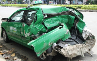 Taxi bị 'vò' như giấy