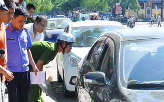 Trộm bất thành, ném vỡ cửa kính ô tô cho bõ tức