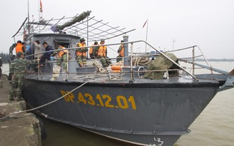 Tàu Bộ đội Biên phòng lên đường cứu 10 ngư dân trôi dạt