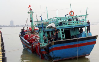 Hải quân Vùng 3 cứu tàu cá bị lưới cuốn chân vịt, hỏng máy trôi dạt trên biển