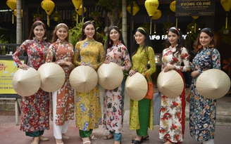 7 hoa hậu thế giới diện áo dài dạo bước giữa Hội An