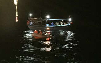 Cứu 8 ngư dân gặp nạn tại vùng đánh bắt chung Việt Nam - Trung Quốc