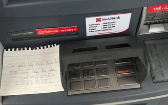Nhặt được tiền ở khe ATM, tốt bụng dán thông báo tìm người bỏ quên