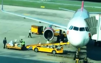 Cảnh cáo 2 nhân viên phục vụ mặt đất ném hành lý ở sân bay