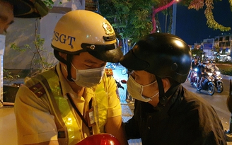 Bị CSGT kiểm tra nồng độ cồn mùa dịch Corona: Người lo, người thì 'bình thường thôi'