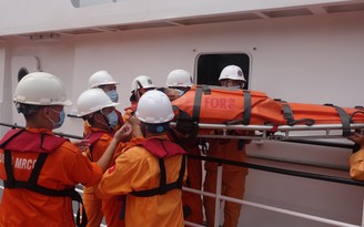 SAR 412 Đà Nẵng cứu ngư dân đau ruột thừa ở quần đảo Hoàng Sa