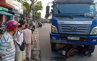 Tai nạn chết người ở Đà Nẵng: Đang dừng đèn đỏ thì bị xe tải cán qua