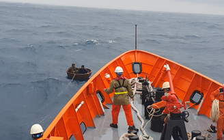 Cứu 2 ngư dân Đà Nẵng bị chìm tàu trong biển động