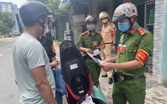 Đà Nẵng phong tỏa: Nhân viên cây xăng lợi dụng giấy đi đường để ship gà vịt cho vợ bán