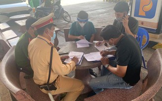 Đà Nẵng: Ngăn chặn xe khách núp bóng cây xăng trả khách, né khai báo y tế