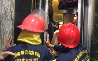 Đà Nẵng: Phá cửa, cứu 8 người mắc kẹt trong thang máy lúc rạng sáng