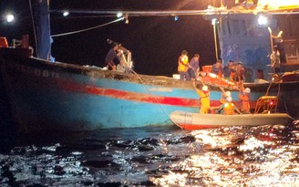 Đà Nẵng: Cứu ngư dân bị gãy xương, mất máu bất tỉnh ở Hoàng Sa