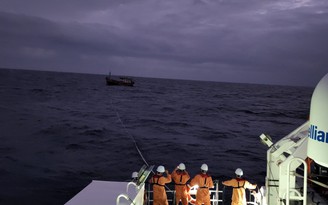 Cứu tàu cá Quảng Ngãi cùng 3 ngư dân trong sóng to gió lớn ở Hoàng Sa