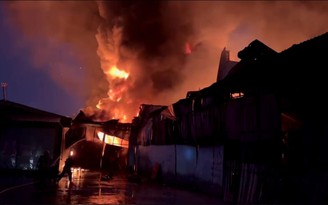 Đà Nẵng: Điều tra vụ cháy lớn ở tổng kho vật tư, thiết bị điện