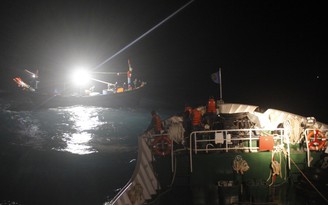 Hải quân Vùng 3 cứu 7 ngư dân kiệt sức, trôi dạt trong đêm ở Cồn Cỏ