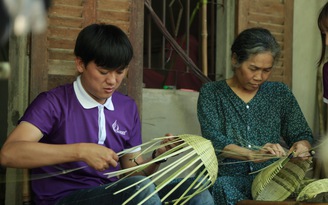 Quách Ngọc Tuyên đi bán vé số, bán rau để chia sẻ với người nghèo