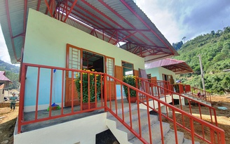 Người dân vùng sạt lở núi Trà Leng vui mừng nhận nhà mới