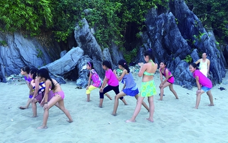 Lớp dạy bơi miễn phí ở đảo Cát Bà