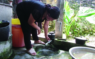 Gần 100 hộ dân phải chịu đựng điện, nước giá cao