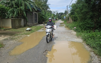 Mượn đường thi công đê rồi 'trả lại' đường hỏng cho dân