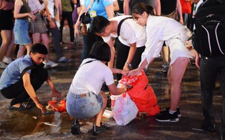 Sau chiến thắng của Olympic Việt Nam, người Sài Gòn cặm cụi nhặt rác