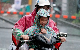 Người Sài Gòn khổ sở trong mưa gió vì bão số 9 gây mưa quá to