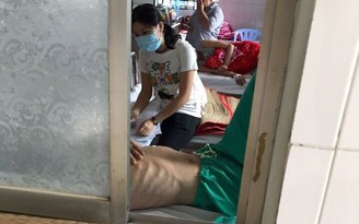 Mẹ đơn thân Sài Gòn quên tình yêu, đi chăm những đứa trẻ nhiễm HIV