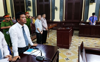Bia và nhát dao oan nghiệt: Con gái dõi theo cha trên chiếc xe tù