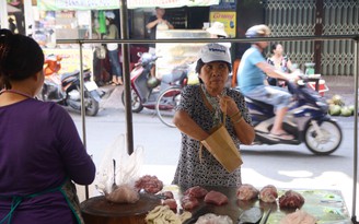 Giá điện, xăng cùng tăng: Người Sài Gòn khổ sở đi chợ, vài ngày mới giặt đồ