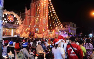[ẢNH] Người Sài Gòn đổ xô chơi Noel, nhiều tuyến đường ùn tắc