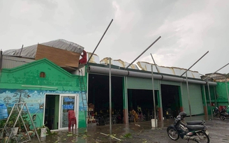 Thừa Thiên - Huế: Giông lốc làm 11 ngôi nhà tốc mái, trụ điện gãy đổ