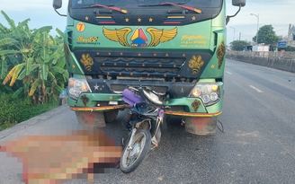 Thừa Thiên - Huế: Xe máy mắc kẹt trước đầu xe tải, 1 người tử vong